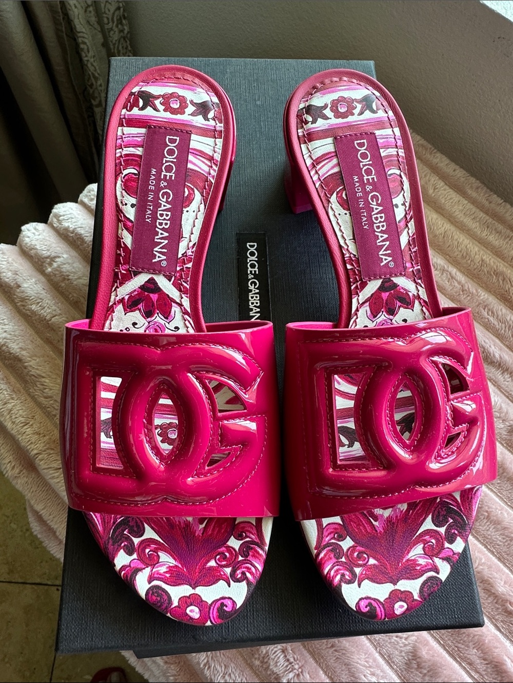 Dolce & Gabbana Interlock Hot Pink Patent Logo Slide Mules